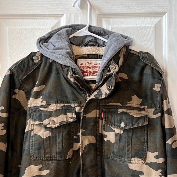 ⭐️  Levi's® Washed Cotton Camouflage Sherpa-Lined Hooded Trucker Jacket LARGE - Picture 5 of 15